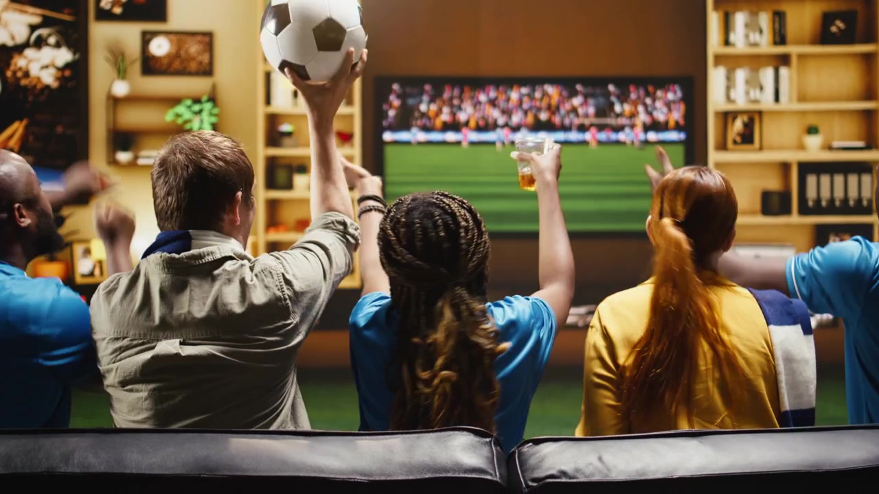 Primer plano de aficionados al fútbol comiendo palomitas de maíz y bebiendo cerveza