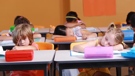 Niños-De-La-Escuela-Estudiando-En-El-Aula