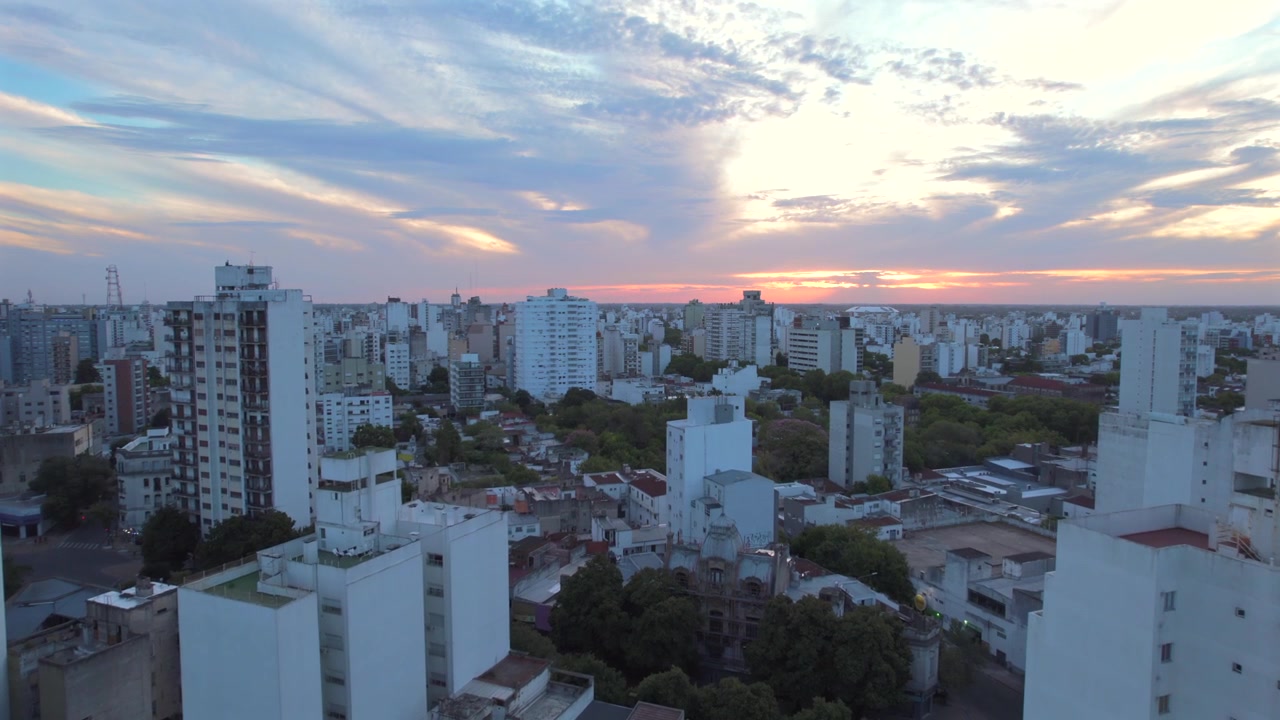 Veduta aerea 4K da drone di La Plata, Buenos Aires, Argentina al tramonto. Skyline urbano, edifici e strade illuminati dalla calda luce serale in tutta la città