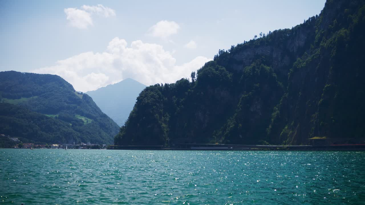 호수 위의 먼 산의 고요한 전망 - 4k의 헤르기스빌 스위스 산맥
