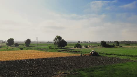 Traktor-Pflügt-Das-Land-An-Einem-Sonnigen-Tag