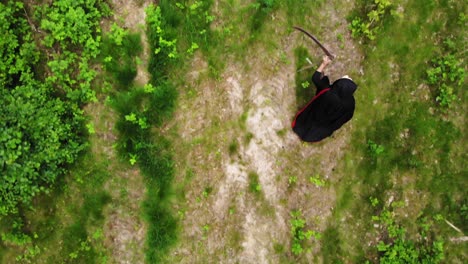 Freaky-Sensenmann-Zu-Fuß-Auf-Einem-Pfad-Im-Tiefen-Wald