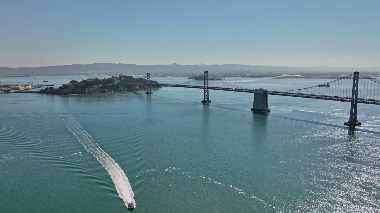 샌프란시스코 캘리포니아 항공 v140은 보물섬과 예르바 부에나, 드론 비행 및 화창한 날 하구를 가로지르는 베이 브리지 주변의 패닝 전망 - 매빅 3 시네로 촬영 - 2022년 5월