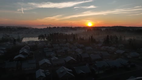 Sonnenaufgang-Am-Frühen-Morgen-Mit-Einer-Nachbarschaft,-Die-Noch-Ruht-Und-Von-Den-Niedrigen-Nachttemperaturen-überkühlt-Ist