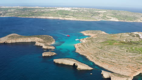 panorama de la idílica laguna azul en la isla de malta