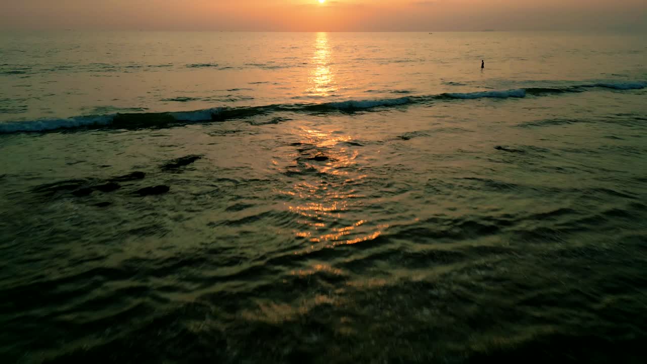 4k 自然ドローン映像 - 夕暮れのタイ南部のクラビ島の美しいビーチと山のパノラマ的な空中景色