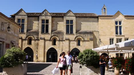 gente caminando en el histórico saint-émilion, francia