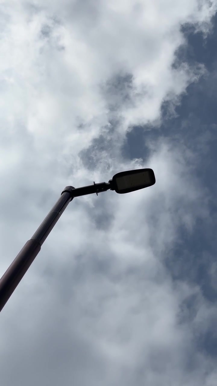 Lampu Jalan dengan Latar Langit Biru Berawan