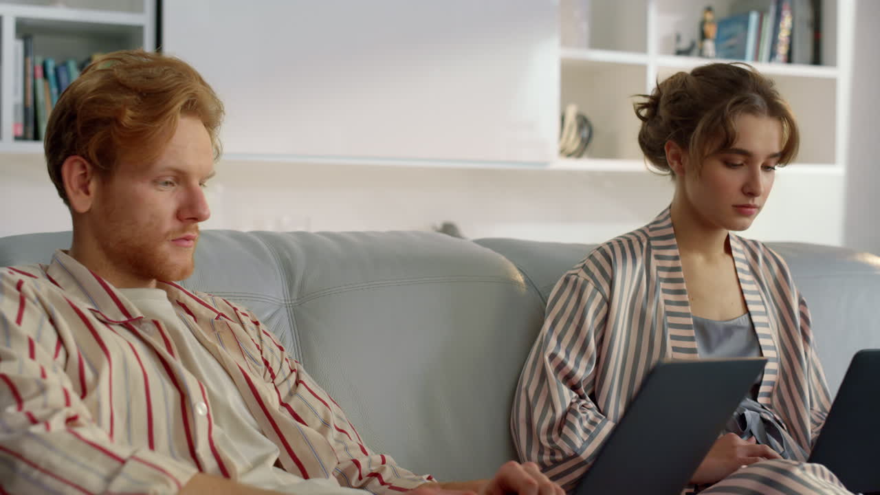 Fokuseret team arbejder eksternt hjemmefra, nærbillede. To freelancere browser på internettet.