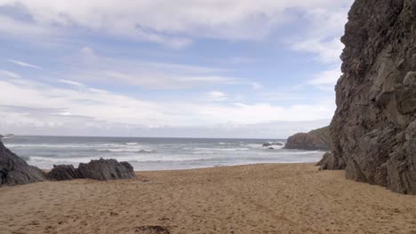 Pintoresco-Paisaje-De-Hermoso-Cielo-Sobre-El-Océano-Tranquilo-Y-La-Isla-De-La-Playa-De-La-Cueva-En-Donegal,-Irlanda