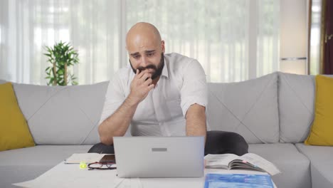 Hombre-Trabajador-De-Oficina-En-Casa-Trabajando-En-Una-Computadora-Portátil-Estresado.