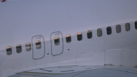 vista de cerca de la cabina del avión - exterior