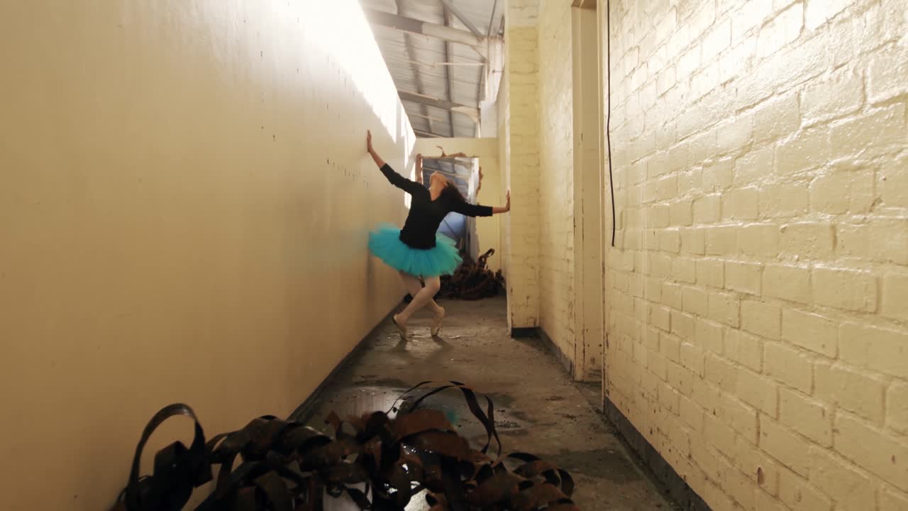 비어있는 창고에서 여성 댄서
