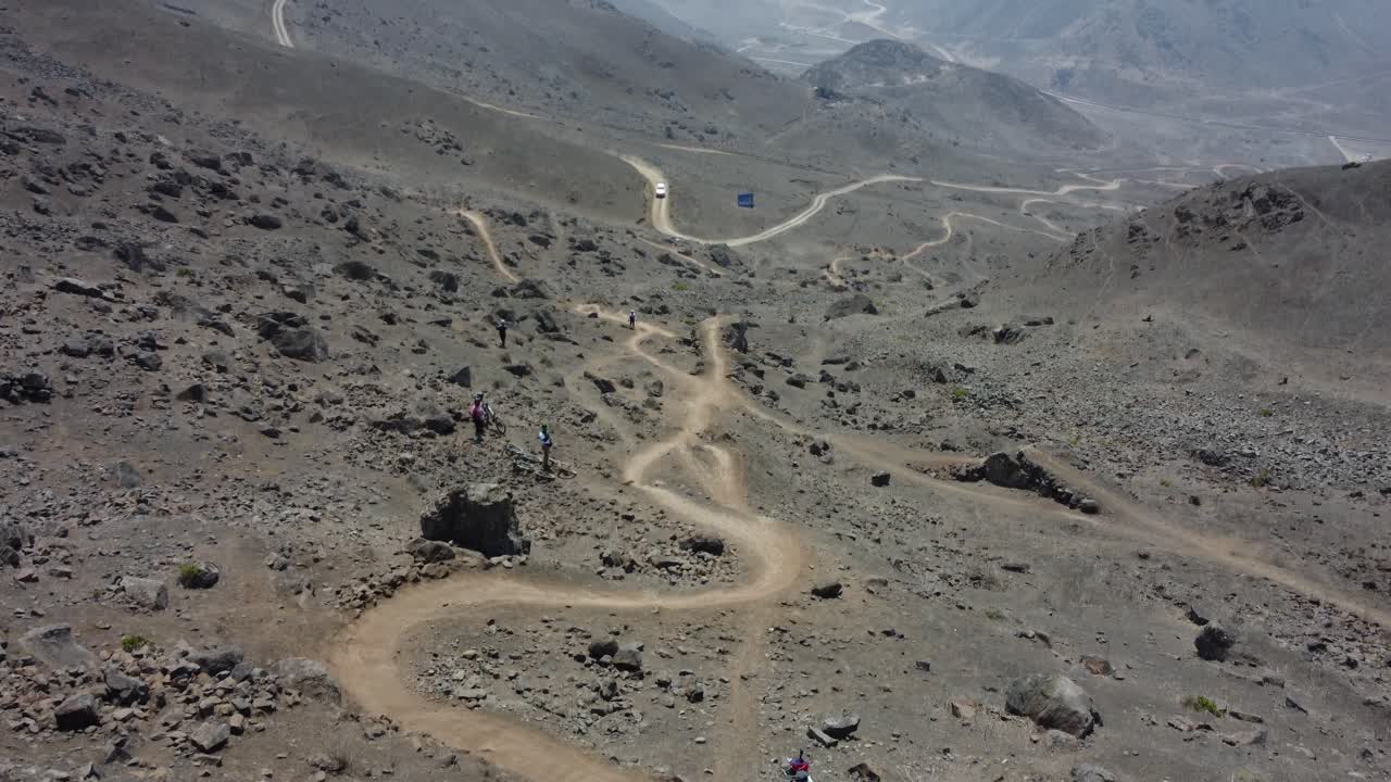 비포장 언덕을 구불구불 내려가는 산악자전거 트레일