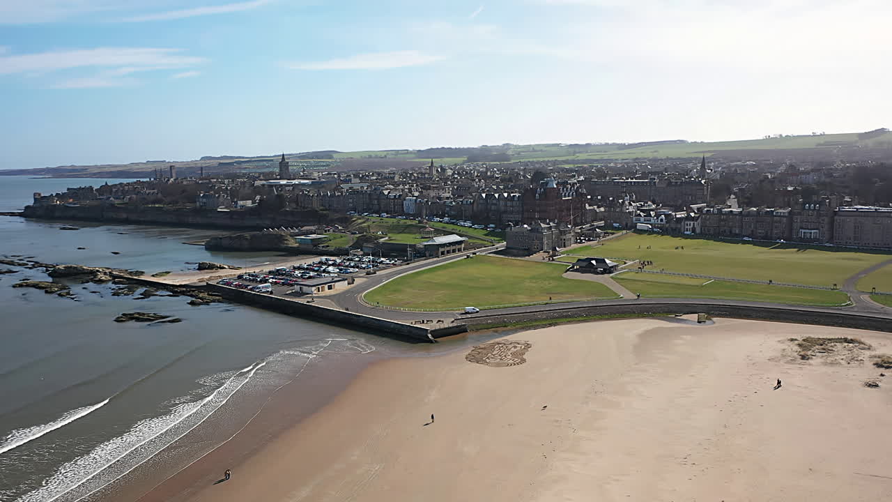 Vedute panoramiche dell'Old Course di St. Andrews, della spiaggia di West Sands e del centro città.