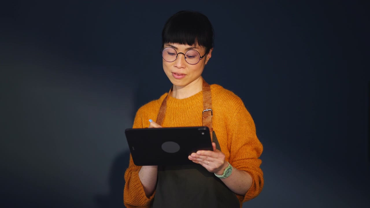 Wanita Menggunakan Tablet Digital di Studio
