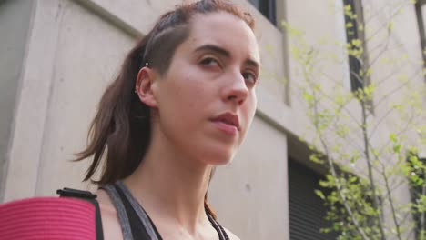 mujer caucásica hablando por teléfono