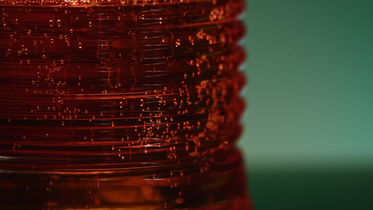 빨간 음료 의 플라스틱 병 의 클로즈업