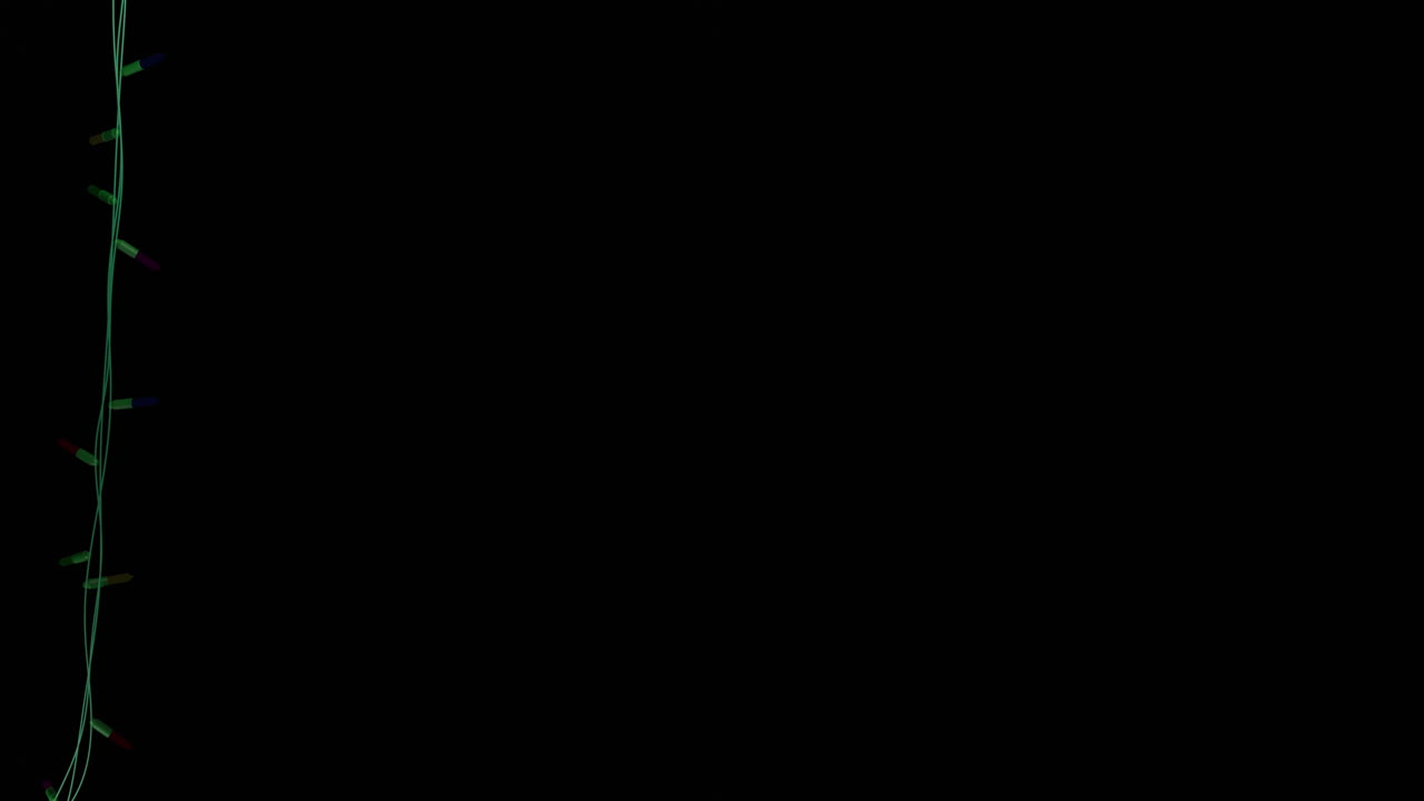 검은 바탕에 박이는 색의 크리스마스 스트링 조명 줄, 복사 공간