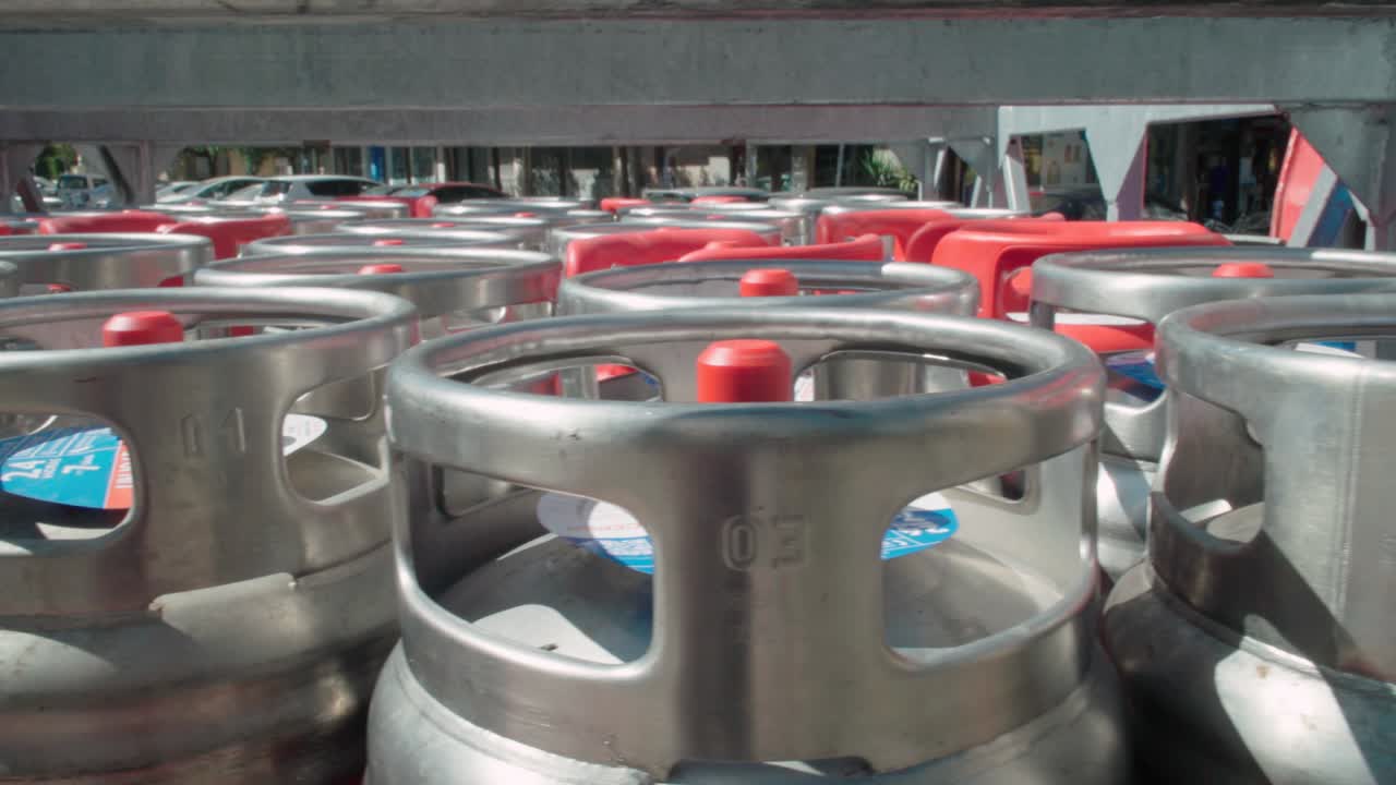 트럭 뒤의 부탄 가스 실린더, 왼쪽 슬라이드 닫기