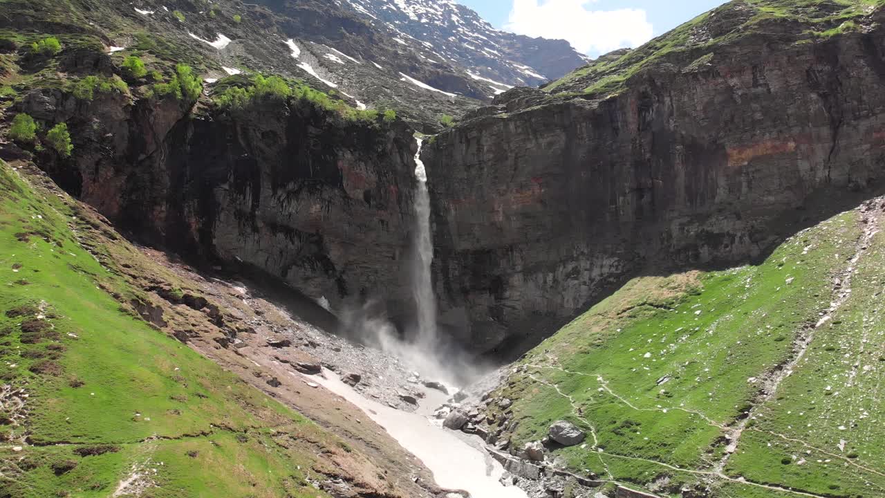 fascinante vista de la cascada sisue en lahaul, himachal