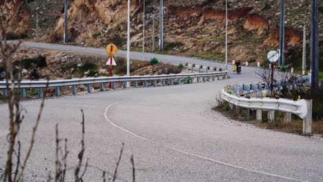 Biker-Fährt-Und-Transportiert-Surfbrett,-Befestigt-Am-Straßenrand-Des-Motorrads