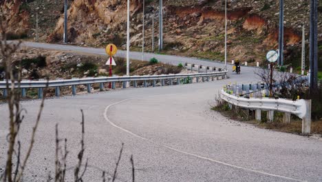 el ciclista conduce y transporta tablas de surf sujetas al costado de la carretera de motocicletas