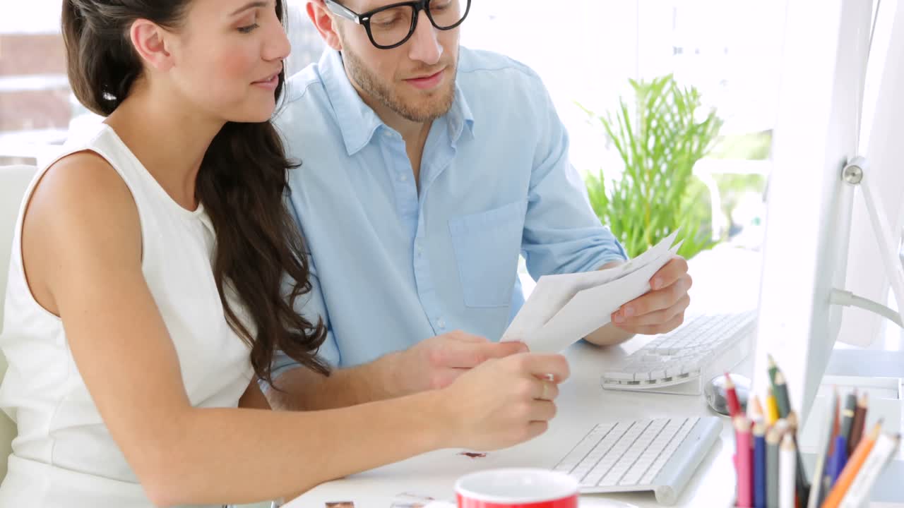 dos compañeros de trabajo cooperando