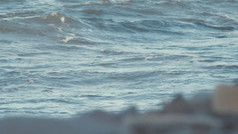 olas ondulantes a lo largo de la costa de lesbos