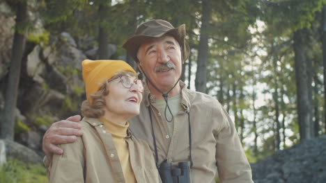 una pareja feliz caminando por el bosque.