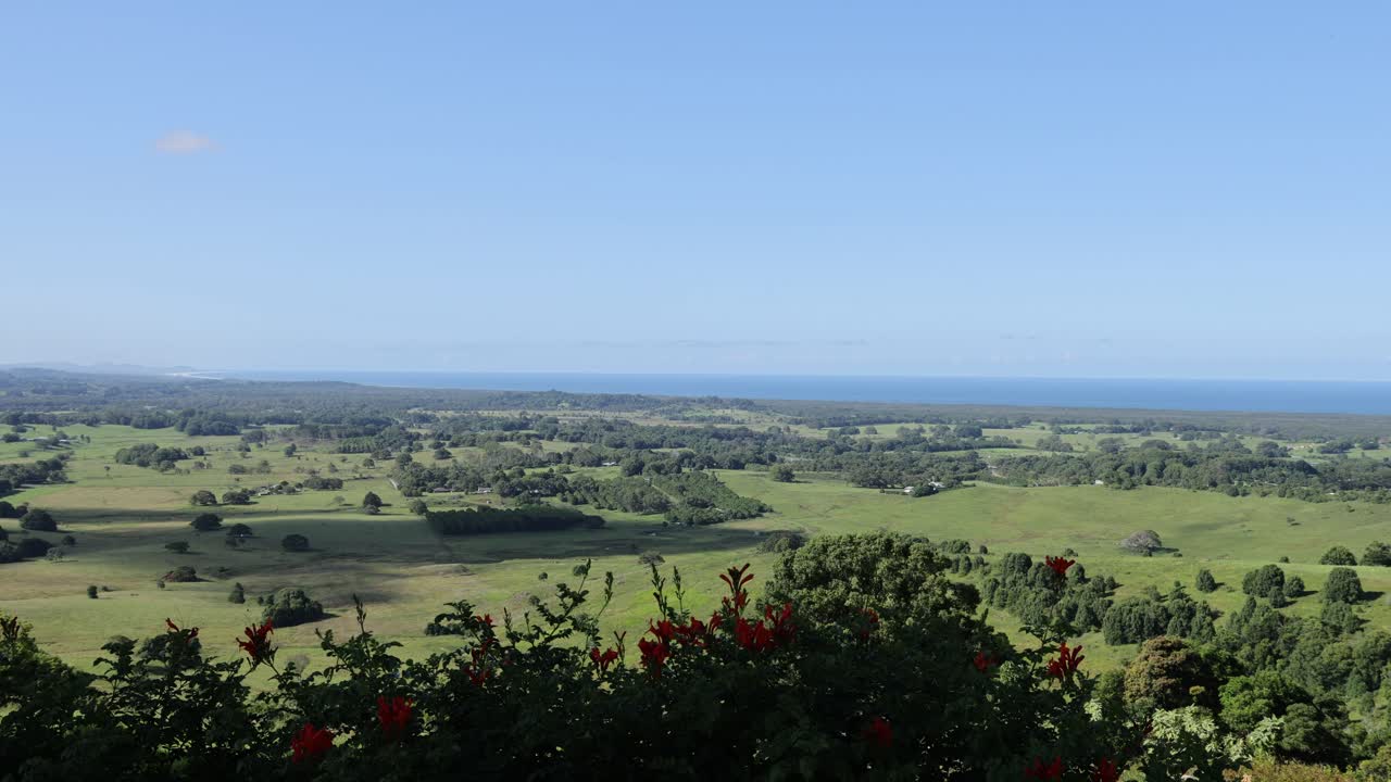 vista panorámica de campos verdes y aguas lejanas