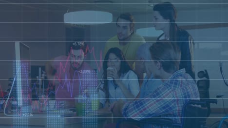 animación del procesamiento de datos estadísticos en un equipo de diversos colegas que discuten en la oficina