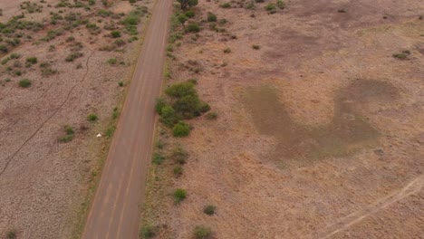 Los-Drones-Vuelan-Sobre-Una-Inclinación-De-La-Carretera-Del-Distrito-En-Un-Día-Nublado