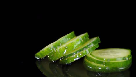trozos de pepino en el agua.