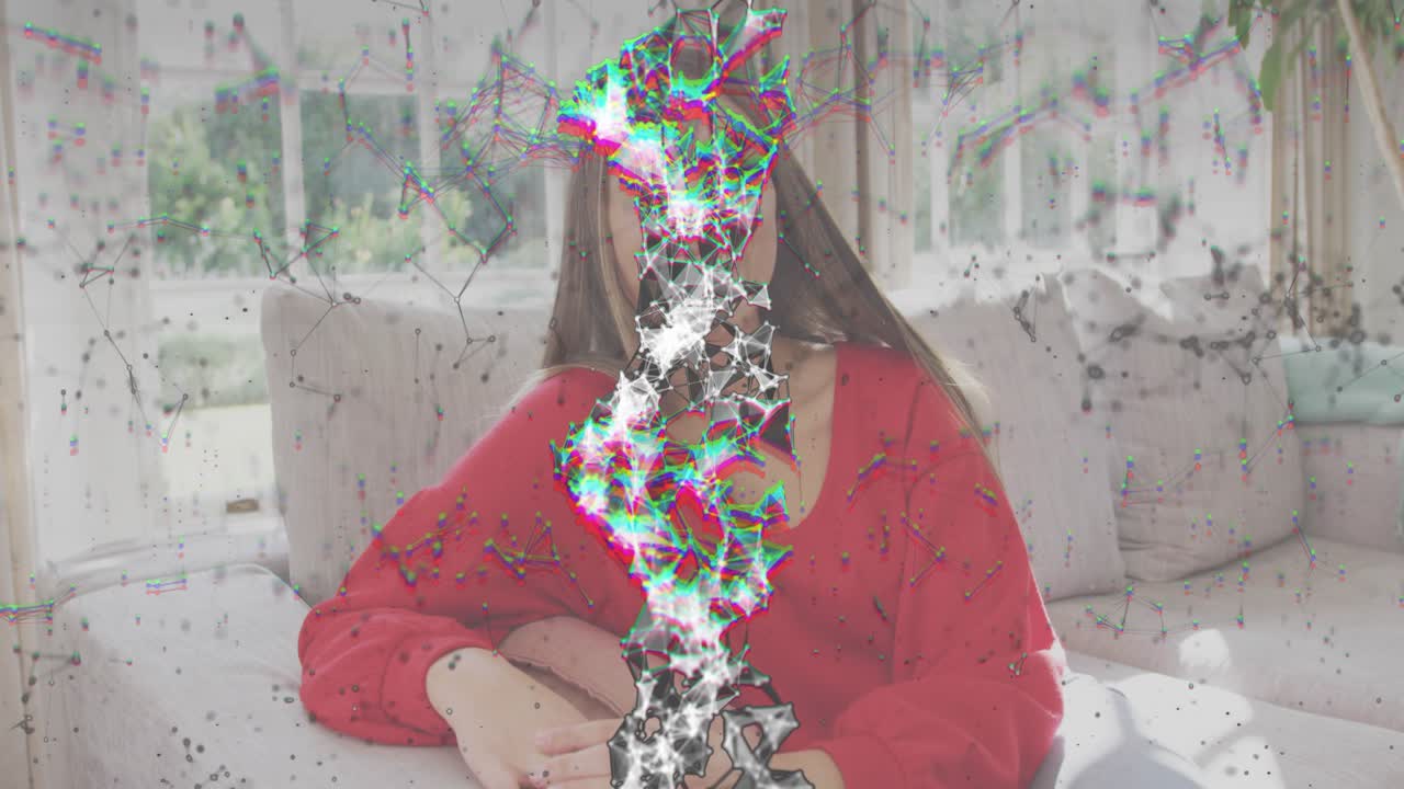 Mujer sentada en un sofá mientras emerge una red digital, que crece hacia arriba y oscurece su cara para una demostración tecnológica