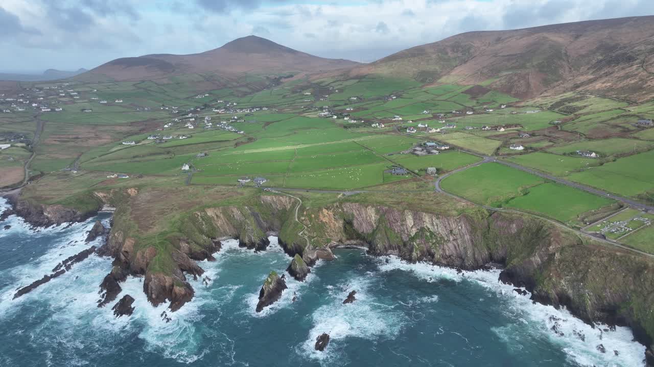 Ubicaciones épicas de Irlanda: costa escarpada de Dingle Kerry con el puerto de Dounquin, paisajes accidentados de Irlanda
