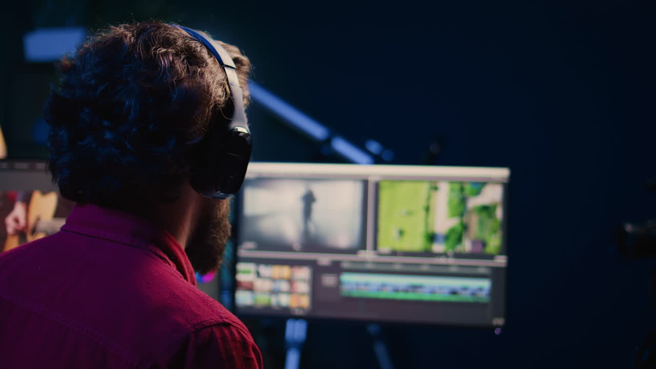 videógrafo ajustando clips mientras escucha música en auriculares