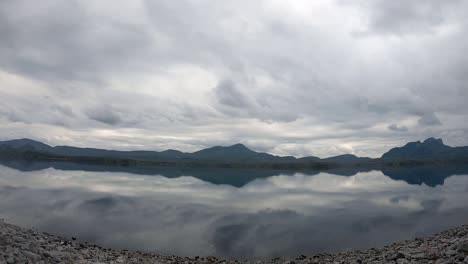 lago com reflexo da montanha