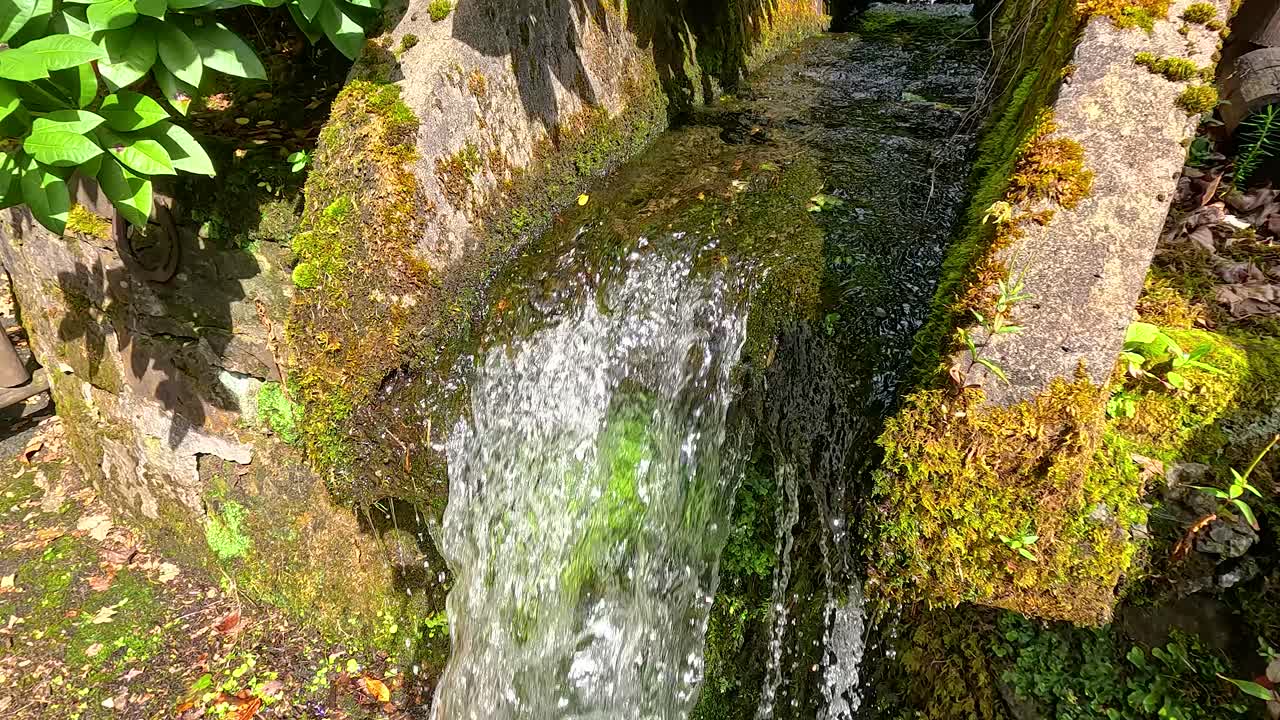 el flujo de agua sobre la estructura de piedra de musgo