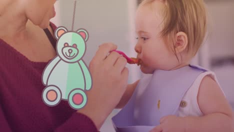 animación del icono del oso de peluche sobre una madre caucásica alimentando a su bebé con una cuchara