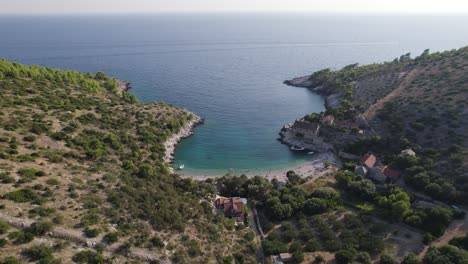 Kroatien-Aus-Der-Luft:-Strand-Von-Dubovica,-Hvar-–-Azurblaues-Wasser,-Häuser-An-Der-Küste-Und-Ein-Einsames-Boot