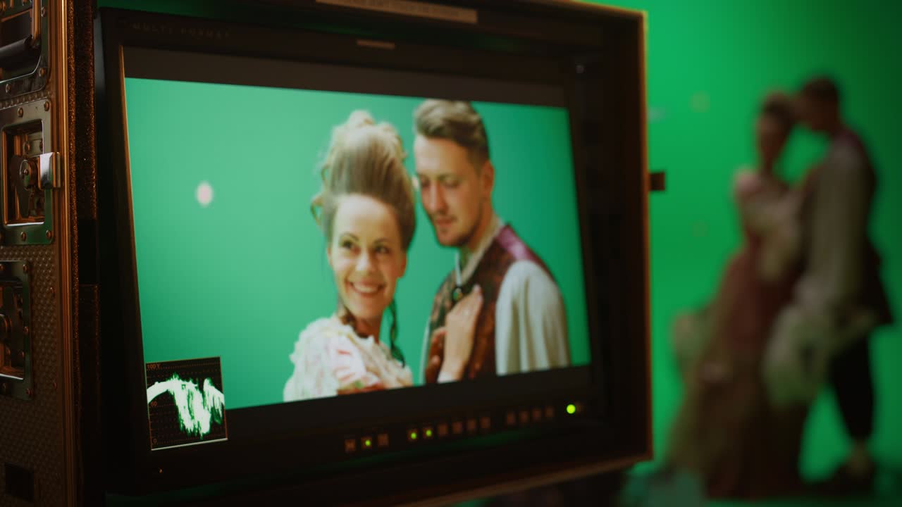 """그린 스크린 장면: 두 명의 재능있는 배우가 르네상스 의상을 입고 만적 인 드라마 대화를 하고 있습니다. 영화 스튜디오 전문 승무원이 역사적인 의상 드라마 영화를 촬영합니다."""