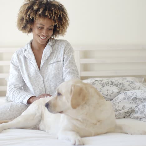 Mujer-Y-Su-Perro-Descansando-En-La-Cama