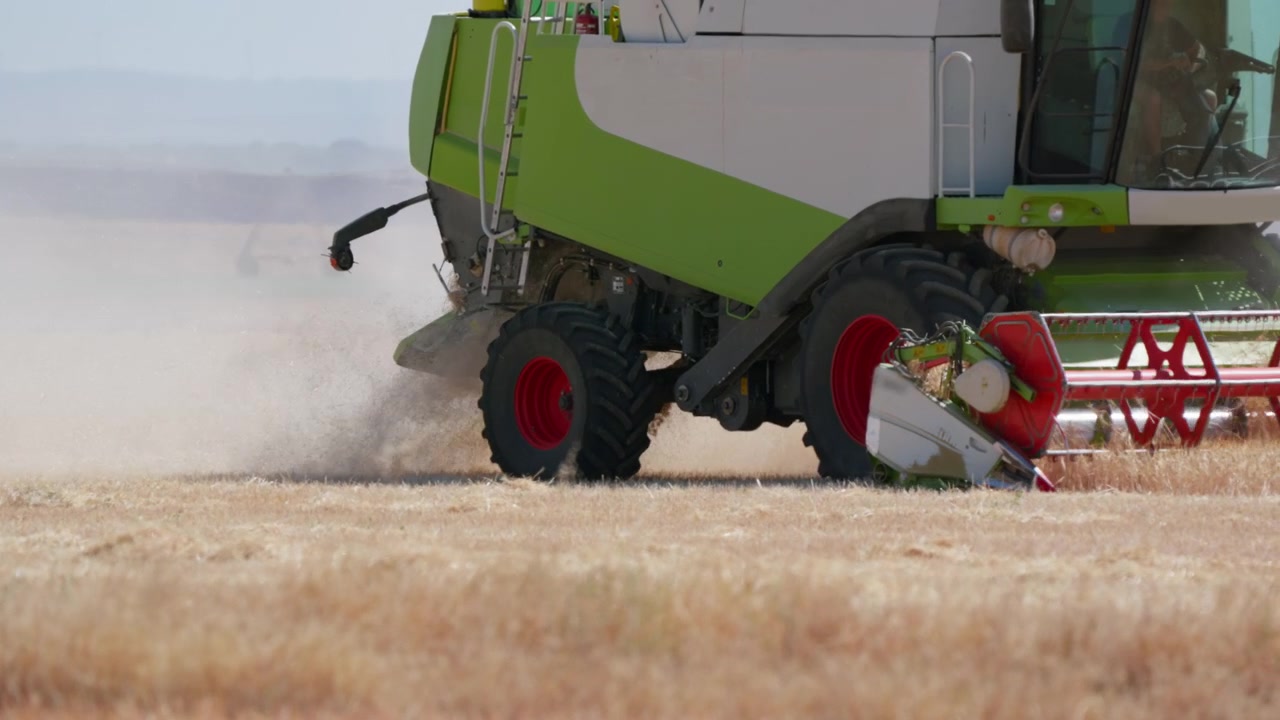 Mietitrebbia che miete il grano al rallentatore
