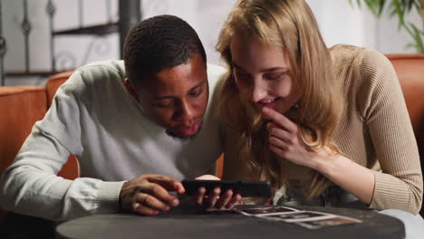 una pareja de hombres negros y mujeres blancas intenta detectar el sexo del bebé.