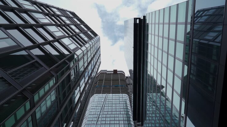 Vista hacia arriba de un rascacielos aún en construcción en la ciudad de Fráncfort