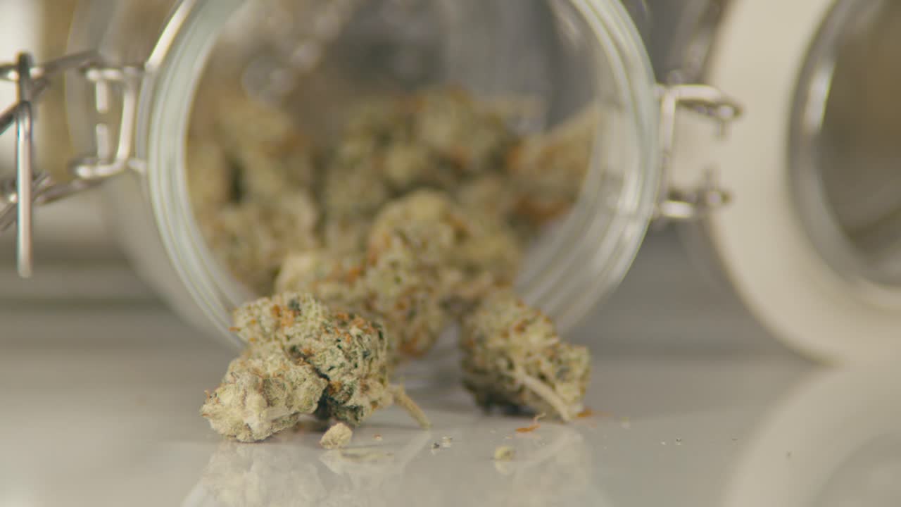 Cannabisknopper i glasbeholdere