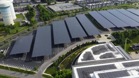 Paneles-Solares-Instalados-En-Un-Estacionamiento-Del-Complejo-De-Oficinas-Corporativas-Y-Paneles-Solares-En-Los-Edificios-Del-Complejo-De-Oficinas