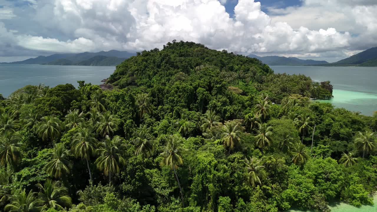 Drone footage of the serene Koh Laoya and Koh Wai in the Koh Chang Archipelago. Captures white sand beaches and coral reefs, and lush tropical jungle
