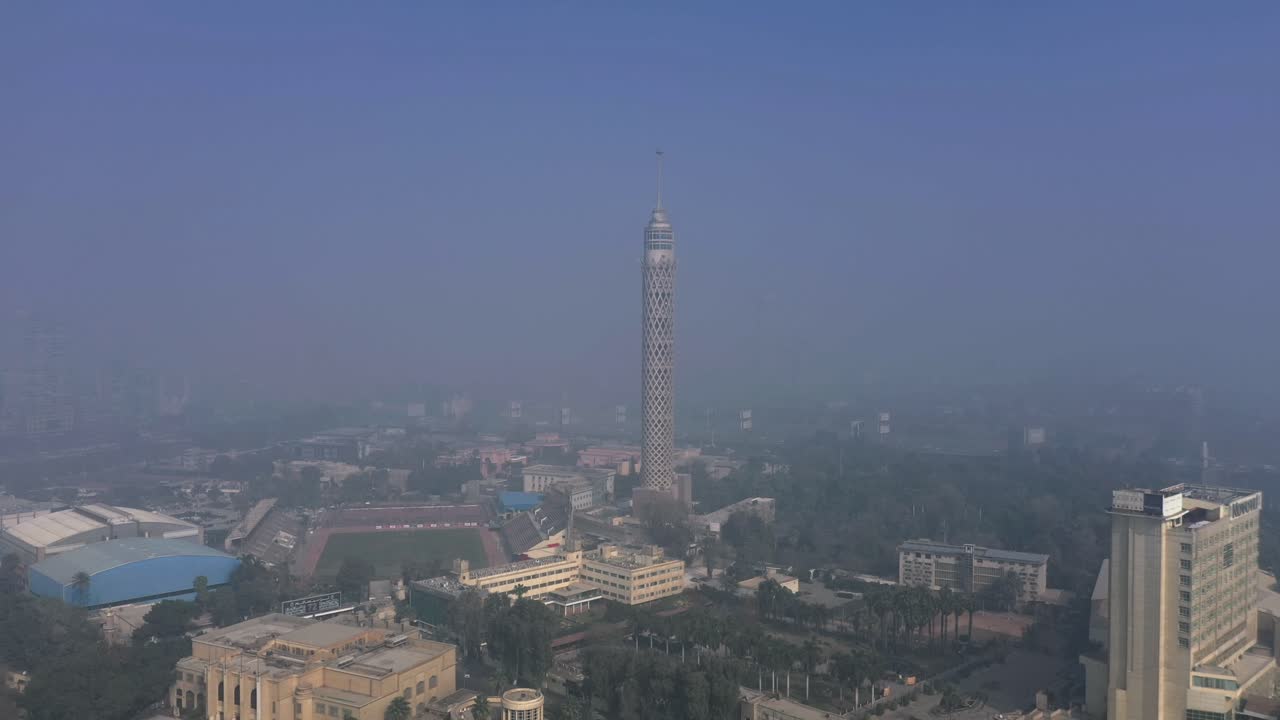torre de el cairo amanecer brumoso día drone disparado en 4k